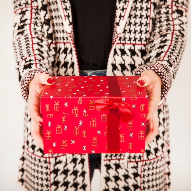 Vista de cerca de mujer con caja de regalos