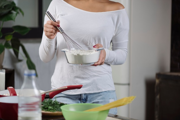 Vista de cerca de mujer en cocina