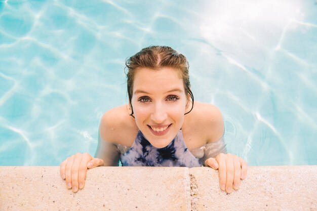 Vista de cerca de mujer feliz en piscina