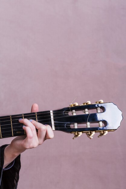 Vista de cerca de mujer con guitara