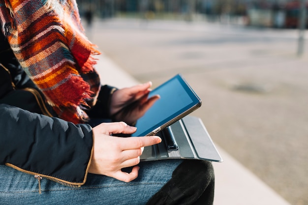 Vista de cerca de mujer de negocios trabajando al aire libre con tableta