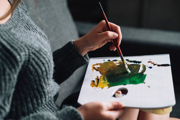 Vista de cerca de mujer pintando