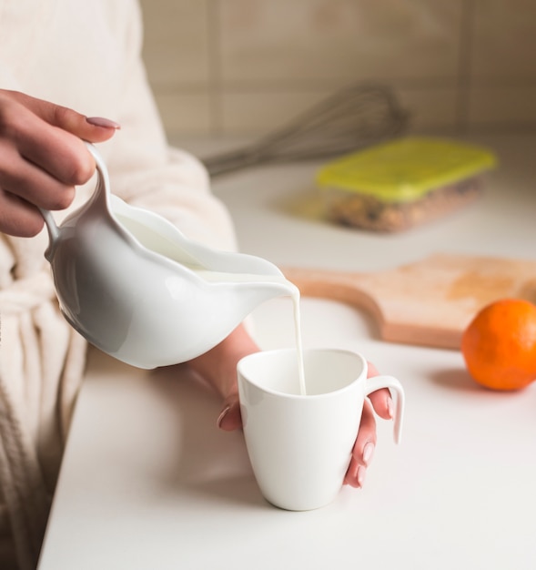 Vista de cerca de mujer preparando desayuno