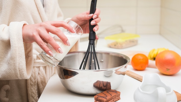 Vista de cerca de mujer preparando desayuno