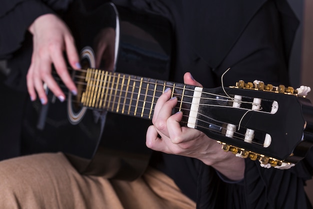 Foto gratuita vista de cerca de mujer  tocando la guitara