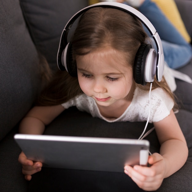 Vista de cerca de niña con tablet