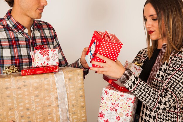 Vista de cerca de pareja con regalos