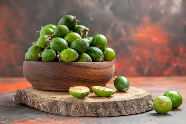 Vista de cerca de la pequeña bomba de vitamina verde feijoas frescas en una olla marrón