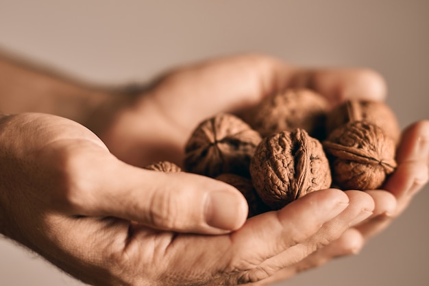 Vista de cerca de una persona con deliciosas nueces