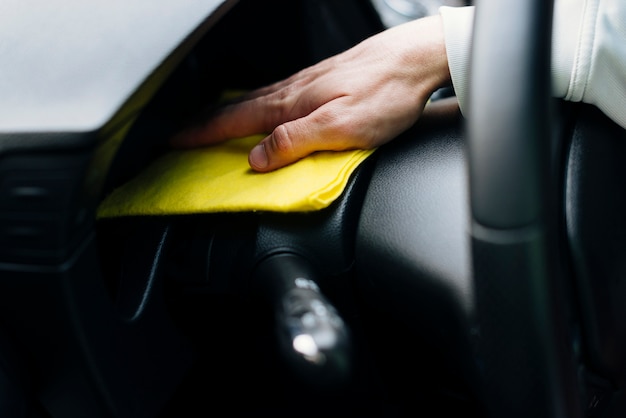 Foto gratuita vista de cerca de persona limpiando interior de coche