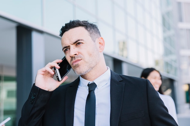 Vista de cerca de persona de negocios hablando por teléfono