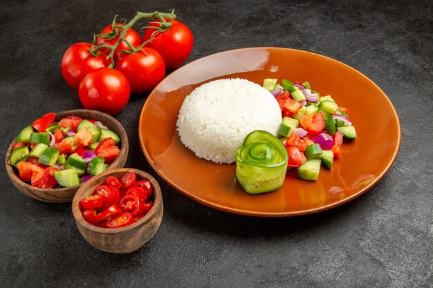 Vista de cerca del plato de arroz casero y verduras en la oscuridad