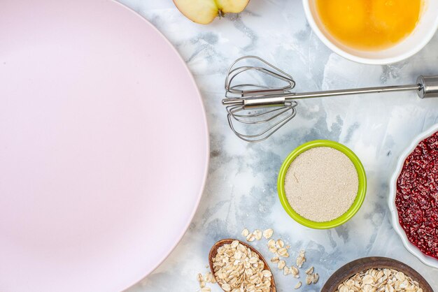 Vista de cerca del plato blanco y los ingredientes para la selección de alimentos saludables sobre fondo de hielo