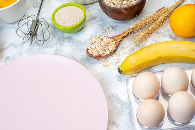 Vista de cerca del plato blanco vacío y comida fresca y saludable en una superficie de dos tonos