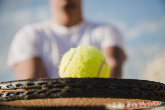 Vista de cerca de raqueta con pelota