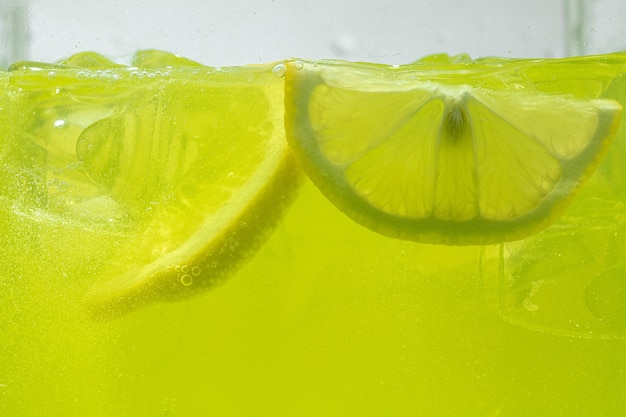 Vista de cerca de las rodajas de limón en la pared de limonada.