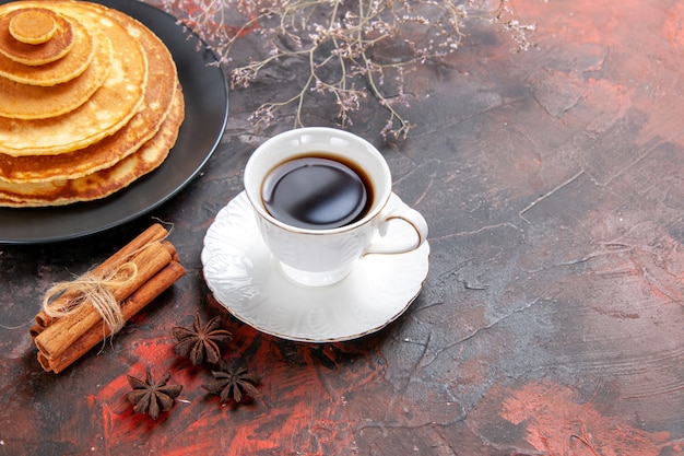 Vista de cerca de té en una taza blanca con panqueques pluffy