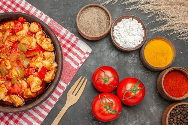 Vista de cerca de verduras frescas para la preparación de la cena en la mesa