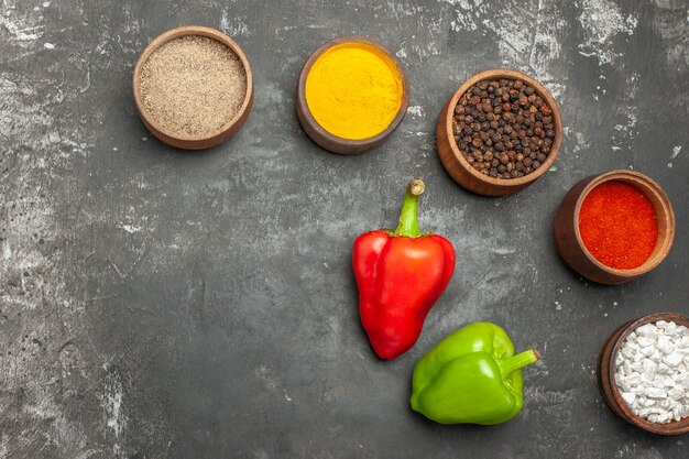 Vista de cerca de verduras frescas para la preparación de la cena en la mesa