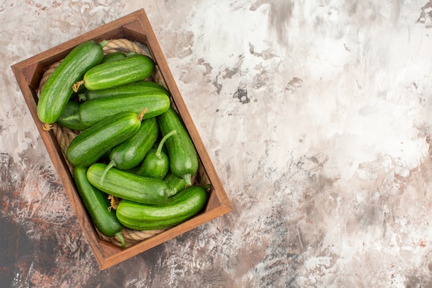 Vista de cerca de verduras frescas para la preparación de la cena en la mesa