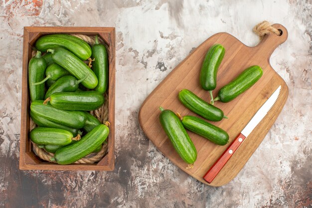 Vista de cerca de verduras frescas para la preparación de la cena en la mesa