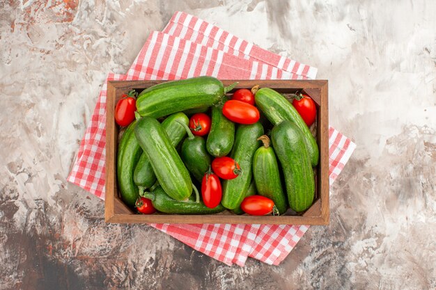 Vista de cerca de verduras frescas para la preparación de la cena en la mesa