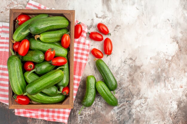 Vista de cerca de verduras frescas para la preparación de la cena en la mesa