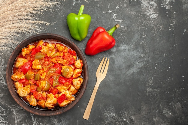 Foto gratuita vista de cerca de verduras frescas para la preparación de la cena en la mesa