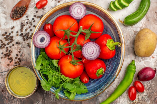 Vista de cerca de verduras frescas para la preparación de la cena en la mesa