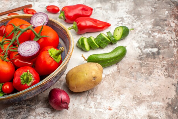 Vista de cerca de verduras frescas para la preparación de la cena en la mesa