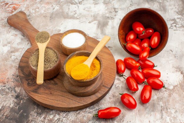 Vista de cerca de verduras frescas para la preparación de la cena en la mesa