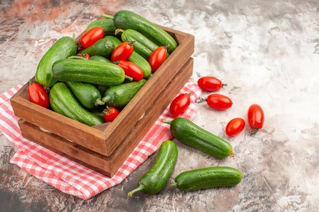 Vista de cerca de verduras frescas para la preparación de la cena en la mesa