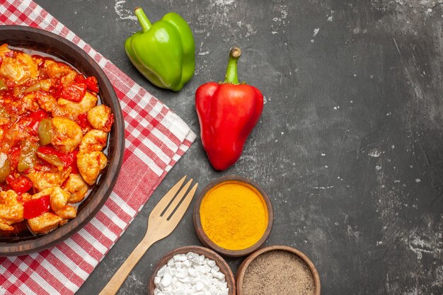 Vista de cerca de verduras frescas para la preparación de la cena en la mesa