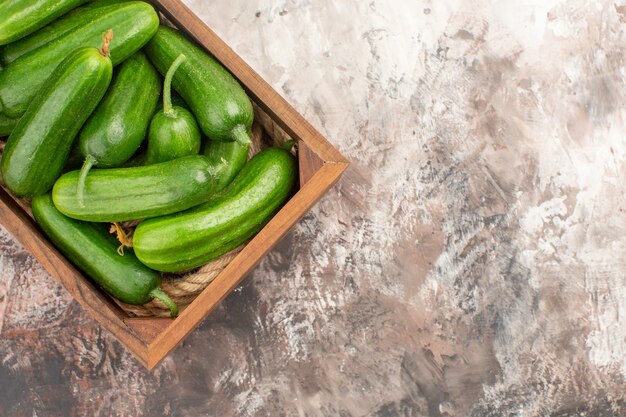 Vista de cerca de verduras frescas para la preparación de la cena en la mesa