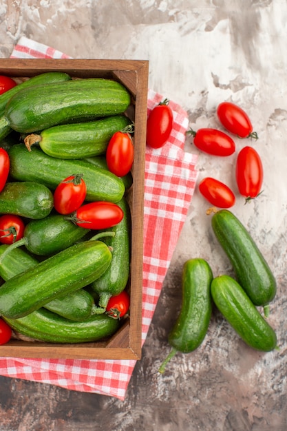 Vista de cerca de verduras frescas para la preparación de la cena en la mesa