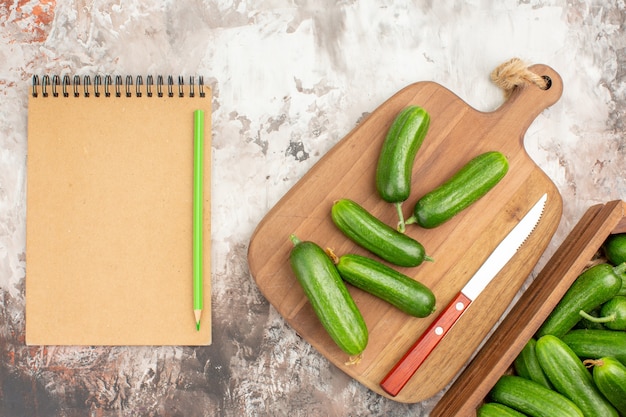 Vista de cerca de verduras frescas para la preparación de la cena en la mesa