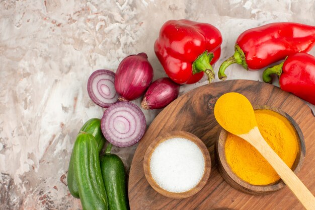 Vista de cerca de verduras frescas para la preparación de la cena en la mesa