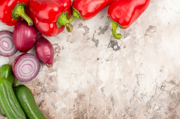 Vista de cerca de verduras frescas para la preparación de la cena en la mesa