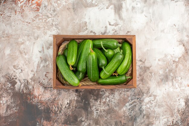 Vista de cerca de verduras frescas para la preparación de la cena en la mesa