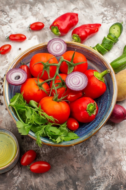 Vista de cerca de verduras frescas para la preparación de la cena en la mesa