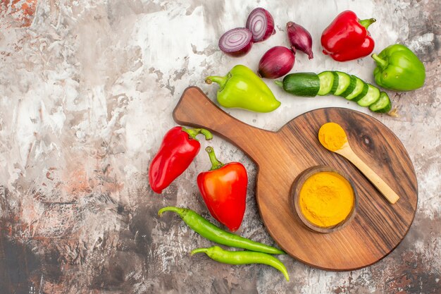 Vista de cerca de verduras frescas para la preparación de la cena en la mesa