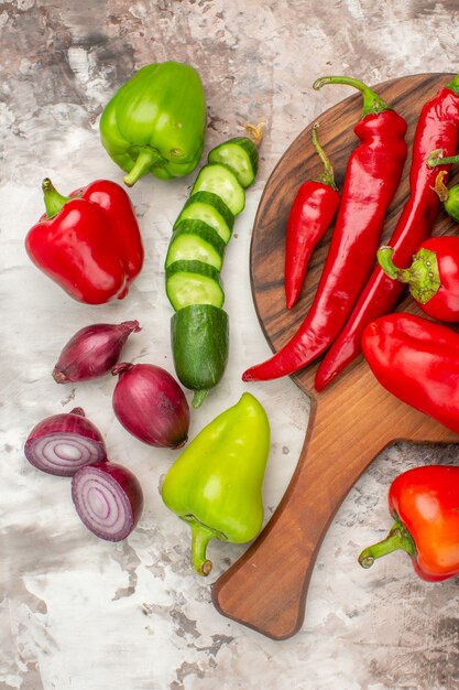 Vista de cerca de verduras frescas para la preparación de la cena en la mesa