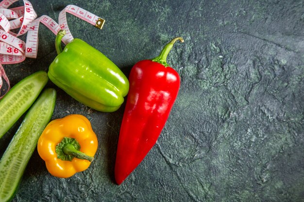 Vista de cerca de verduras orgánicas frescas en la superficie de colores mezclados con espacio libre