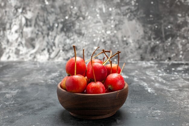 Vista cercana de cerezas frescas en un recipiente marrón