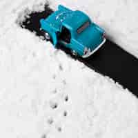 Foto gratuita vista cercana del coche de juguete azul con nieve
