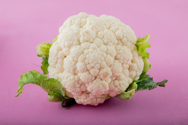 Foto gratuita vista cercana de coliflor sobre fondo morado con espacio de copia