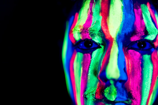 Foto gratuita vista cercana de colorido maquillaje fluorescente