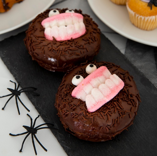 Foto gratuita vista cercana del concepto de donas de halloween