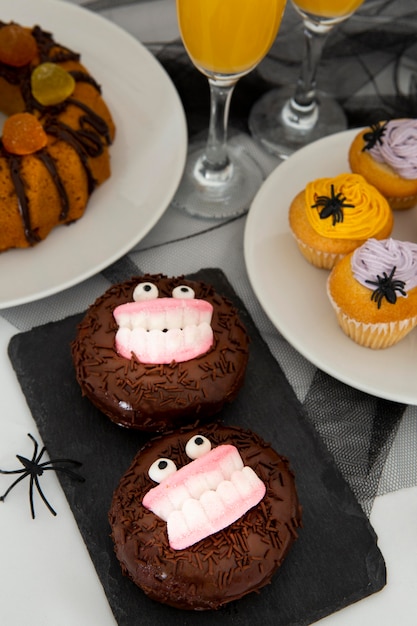 Foto gratuita vista cercana del concepto de donas de halloween