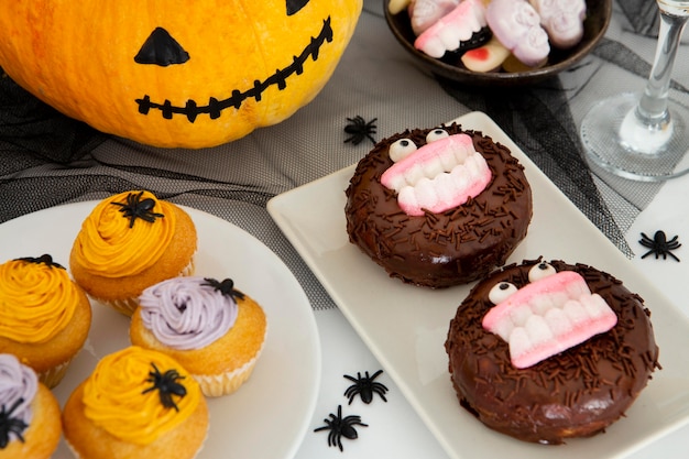 Foto gratuita vista cercana del concepto de donas de halloween